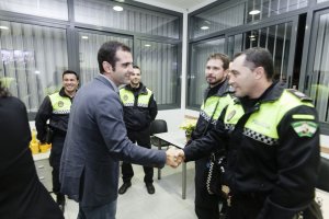 El alcalde en la dependencia de la Policía Local durante su visita.