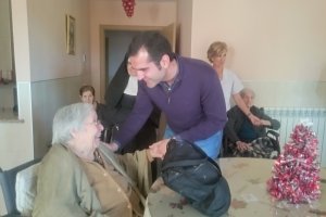 El alcalde durante su visita a la institución Santa Teresa Journet