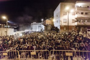 Multitud agolpada anoche en la Plaza Camarón de la Isla