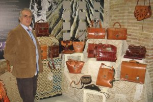 Ramón Magaña dándole los últimos toques a su exposición en los Aljibes Árabes.