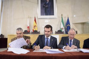 José Pascual Pozo, Ramón Fernández-Pacheco y Gabriel Amat en la firma del acuerdo