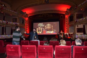 El Teatro Cervantes inauguró con la retransmisión del sorteo la decoración que lucirá en estas fechas.