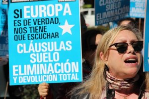 Una mujer protesta por el abuso de los cláusulas suelo