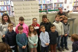 Foto de familia de los niños premiados en el concurso de cartas a los Reyes.