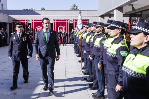 El superintendente Jorge Quesada y el alcalde Ramón Fernández-Pacheco pasan revista a los agentes de la Policía Local en el patio de la Jefatura de A