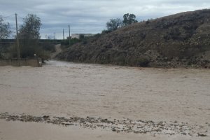 Agua  de lluvia corriendo río abajo por el cauce del río Aguas de Mojácar directa a la desembocadura y al mar.