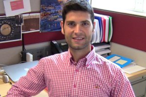 Ramón González, con una imagen de la Alcazaba, en su despacho de Massa­chussets.