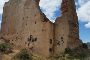 Pintadas en la alcazaba de Villavieja que tiene que ser ahora restaurada.