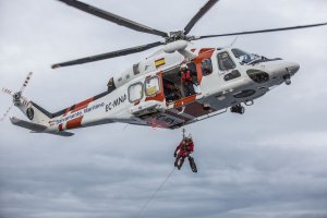 Un rescatador baja a la Guardamar Polimnia desde el Helimer 207