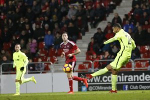 Joaquín golpea la pelota.
