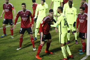 Una jugada del Mirandés-Almería.