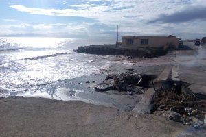 La curva de Costacabana, como ya viene siendo habitual, tuvo su ración de agua y se cortó la carretera.