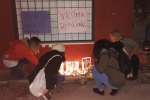 Velas y carteles dispuestos frente a la puerta del centro zoosanitario de la capital.