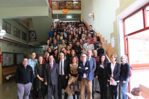 El director general de Innovación, la delegada de Educación, el cónsul galo la agregada cultura, representantes de la delegación, profesores, alumnos