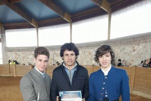 Ruiz Manuel y los alumnos, Juan Diego y Jorge Martínez, reciben el trofeo.