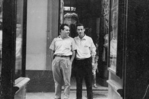 El fundador de la joyería, Aureliano Sánchez León (con las manos en los bolsillos), junto a su amigo el cocinero almeriense Manuel Redondo Fenoy, en 