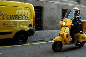 Un trabajador de Correos en su jornada laboral.