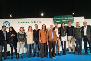 Tras la convención foto de familia de los cargos orgánicos del partido, algunos concejales y alcaldes