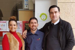 La edil y alcalde con el responsable de la empresa (centro).
