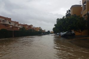 Calles inundadas en Parque Vera ayer por la tarde. Foto: Cisco Dogarri.