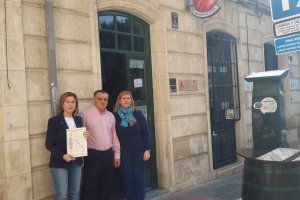 La propietaria junto a los dueños del bar.