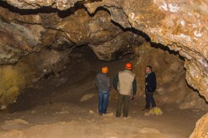 Imagen del interior de la mina romana a la que accedió el alcalde acompañado por un grupo de espeleólogos.  Foto: Francisco Mulero