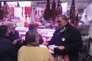 Reparto de octavillas en el Mercado.