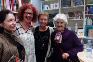 Sarah lark con su presentadora, Carmen Rubio, y con las escritoras Concha Castro y María Jesús Orbegozo