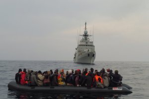 El patrullero junto a la patera que rescató