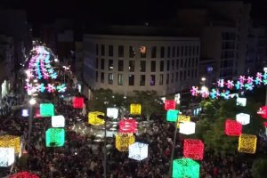 Imagen de la ciudad iluminada en Navidad