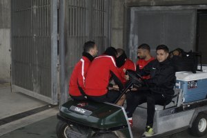 Los jugadores saliendo en el coche del material con Juanillo.