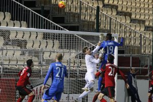 Morcillo en una jugada del Mirandés 1-1 Almería.