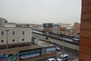 La ciudad ha amanecido con lluvia