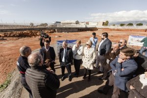 Amat, en el solar donde irá el parque de bomberos, escucha a los técnicos.