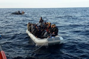 Rescate de una patera desde la Salvamar Denébola (vía @salvamentomaritimo)