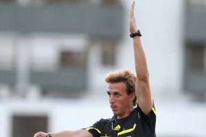 El árbitro del Mirandés-Almería.