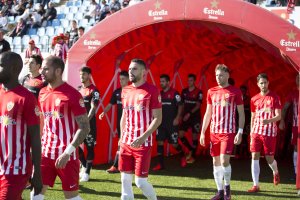 El Almería saliendo al campo.