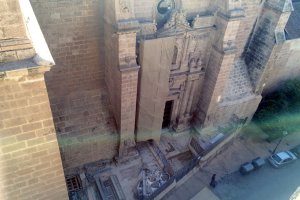 Los trabajos de limpieza en la Puerta de los Perdones retirarán  excrementos de años.