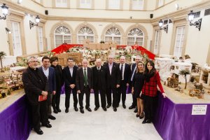 Foto de familia tras la inauguración del belén monumental de la Diputación.