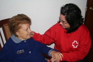 Una voluntaria de Cruz Roja con una usuaria del programa de mayores.