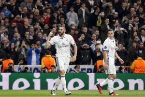 Benzema celebra un gol con Lucas Vázquez.
