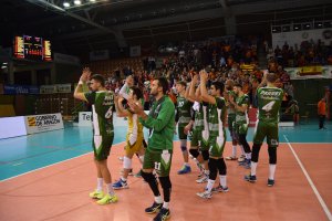 El Unicaja dando las gracias a su afición en Los Planos.