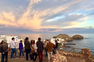Visita a la costa de ponentes y participantes tras las jornadas. Foto cortesía de ‘visitacabodegata.com