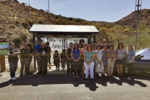 Concentración de padres de alumnos en la marquesina del bus donde ya no para.
