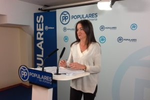 La parlamentaria popular Aránzazu Martín en rueda de prensa.