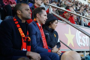 Maheta Molango con su presidente en el palco de Son Moix.