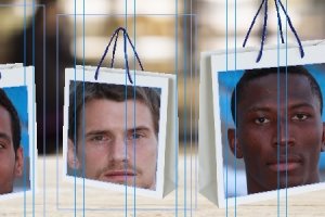 Cada año por Navidad Alfonso prepara sus bolsas de regalo.