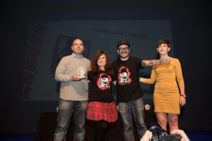 Víctor Miralles, con el premio, junto a Carmen y Carlos, de Riot Cinema Shop.