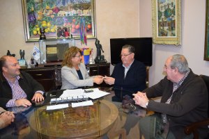 La alcaldesa entrega las llaves del patking a los primeros arrendatarios.