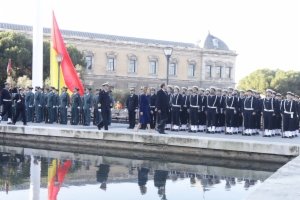 Momento del izado de la bandera